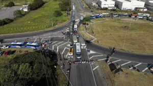 Pescadores e quilombolas bloqueiam acesso a SUAPE por 6 horas: entenda o que tá em jogo